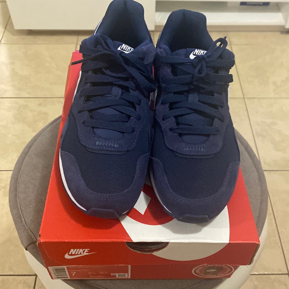 New Nike venture runner shoes